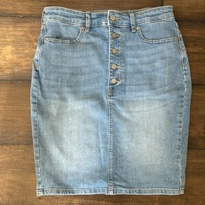 NWT Banana Republic Jean skirt. Button detail